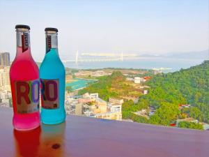 duas garrafas de bebidas sentadas numa mesa com vista em Interact China Fine Condo - Shenzhen Bay em Shenzhen