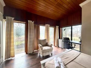 多倫多的住宿－vihome-one Queen bedroom near Bayview Village，一间卧室配有一张床、一把椅子和窗户。