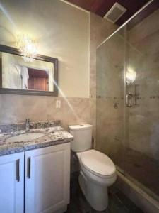 多倫多的住宿－vihome-one Queen bedroom near Bayview Village，浴室配有卫生间、盥洗盆和淋浴。
