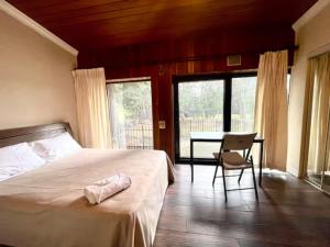 多倫多的住宿－vihome-one Queen bedroom near Bayview Village，一间卧室配有一张床和一张桌子及椅子