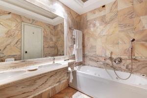 Koupelna v ubytování Borgo Palace Hotel