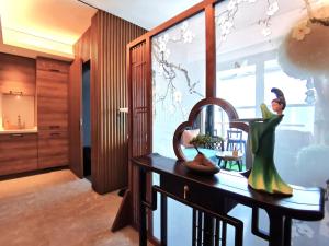 een kamer met een tafel met een vaas erop bij Interact China Fine Condo - Shenzhen Bay in Shenzhen