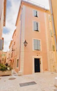 聖特羅佩的住宿－Villa Tropez，一座大型橙色建筑,设有黑色的门