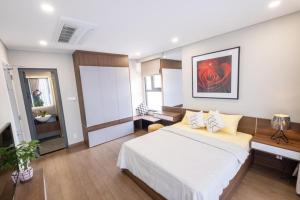 ホーチミン・シティにあるLouisa Vinh Hoi Apartmentのベッドルーム(大型ベッド1台付)、バスルームが備わります。