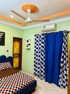 a room with a bed and a ceiling fan at As résidence meublée p.d in Ouagadougou