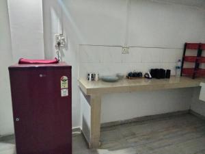 Cette chambre dispose d'un comptoir, d'une table et d'un réfrigérateur. dans l'établissement Moa's Nest, à Dimāpur