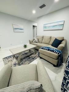 uma sala de estar com um sofá e uma mesa em Home Away From Home em Vero Beach