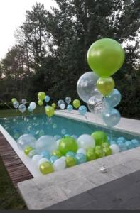 un montón de globos sentados junto a una piscina en Especial de Rock In Rio Village Club, en Río de Janeiro