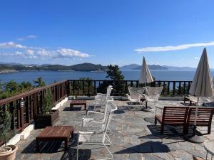 南海郡Country House Exclamation Mark & Comma的一个带桌椅的海景庭院