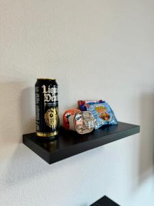 una estantería negra con una lata de cerveza y aperitivos en Yosemite Mansion en Hartford