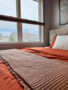 una camera con un letto arancione e una finestra di Yosemite Mansion a Hartford