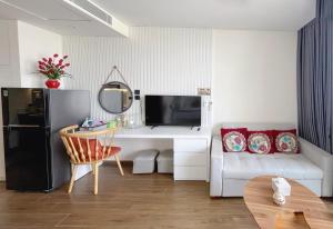 sala de estar con sofá y mesa en The Stunning Home - Apec Mandala Phú Yên, en Tuy Hoa