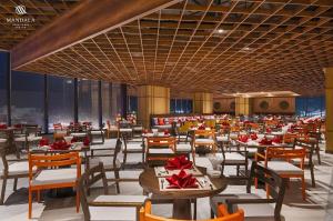 un restaurante con mesas y sillas con arcos rojos en The Stunning Home - Apec Mandala Phú Yên, en Tuy Hoa