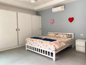 una camera con letto e cuore sul muro di south pattaya,5BR modern villa a Centro di Pattaya