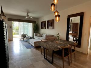 sala de estar con mesa y sofá en Beachfront 2 bedroom Condo in Playa Royale Resort, Nuevo Vallarta en Nuevo Vallarta 