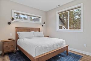 1 dormitorio con 1 cama y 2 ventanas en Camp Bluebird, en Custer
