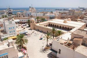 een luchtzicht op een stad met gebouwen en palmbomen bij Le 5éme Penthouse cosy with sea view in Sousse