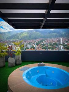 bañera de hidromasaje en una habitación con vistas a la ciudad en Piso 17: la mejor vista en Cala Cala cerca de todo, en Cochabamba