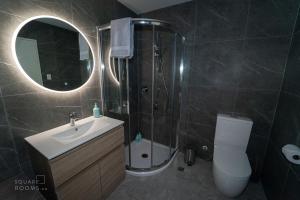 La salle de bains est pourvue d'une douche, d'un lavabo et de toilettes. dans l'établissement Modern Howick Town House Fibre WiFi Netflix, à Auckland