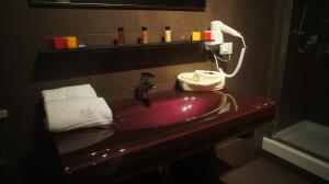 A bathroom at Hotel Eremo Még 37 kép