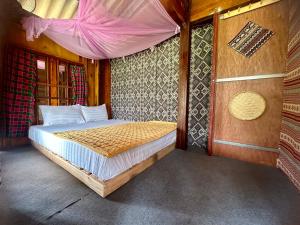 a bedroom with a bed in a room at Du Gia Field View Homestay in Làng Cac