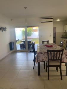 ein Esszimmer und eine Küche mit einem Tisch und Stühlen in der Unterkunft La josefina in Villa María