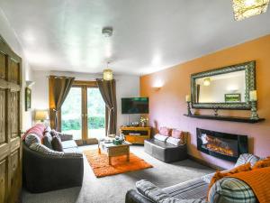 een woonkamer met banken en een open haard bij Pine Lodge - Uk46679 in Highley