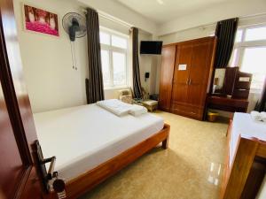 Postel nebo postele na pokoji v ubytování Nhat Hoang Hotel
