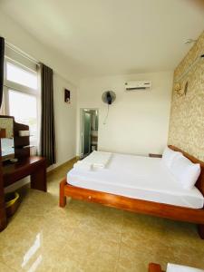 Postel nebo postele na pokoji v ubytování Nhat Hoang Hotel