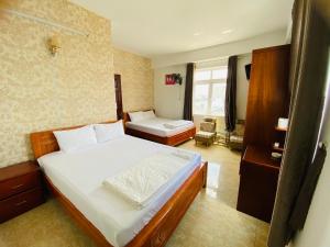 Postel nebo postele na pokoji v ubytování Nhat Hoang Hotel