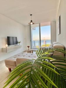 ein Wohnzimmer mit Sofa und Fernseher in der Unterkunft PISO 12 Edif Alarif Trench in Posadas