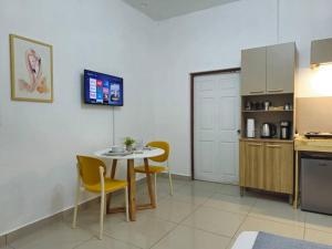 Η κουζίνα ή μικρή κουζίνα στο 7 Beach Suite w/pool by Madriguera