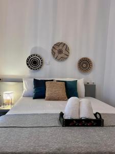 1 dormitorio con 1 cama con 2 almohadas en Casa by Hokkum Studios, en Kokkari