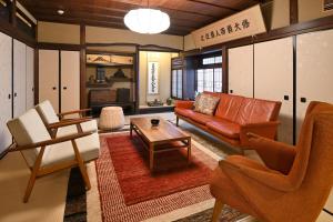 salon z kanapą i stołem w obiekcie Kyoto Fushimi Sutekichi Private Hotel w mieście Fushimi
