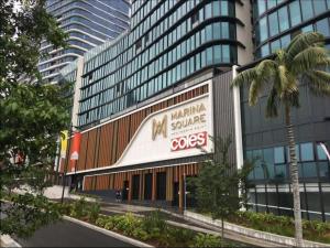 un gran edificio con una señal de la plaza de Miami en Fascinating waterview 2 bedrooms condo (Parking), en Sídney