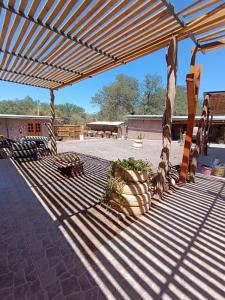 Hostal Km Zero El Huertillo的阳台或露台
