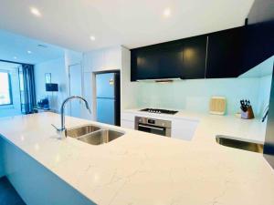 Luxious Startling waterview highrise Condo的厨房或小厨房