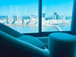 Luxious Startling waterview highrise Condo的休息区