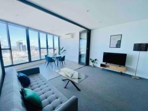 悉尼Luxious Startling waterview highrise Condo的配有沙发和桌子的大客厅