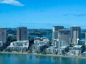 悉尼Luxious Startling waterview highrise Condo的水边城市的空中景观
