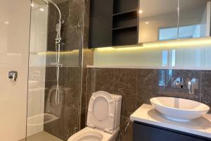 悉尼Luxious Startling waterview highrise Condo的带淋浴、马桶和水槽的浴室 更多20张照片