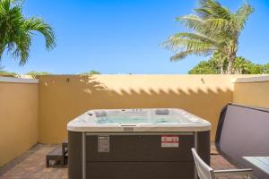 einen Whirlpool auf einer Terrasse mit Palmen in der Unterkunft Special house in gold coast with private jacuzzi in Palm-Eagle Beach