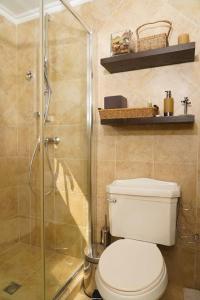 een badkamer met een toilet en een glazen douche bij Spectacular house in gold coast in Palm-Eagle Beach