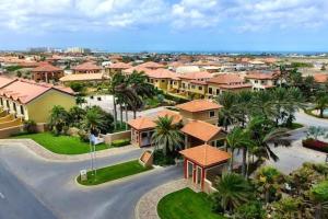 einen Luftblick auf ein Resort mit Palmen und Häusern in der Unterkunft Special house in gold coast with private jacuzzi in Palm-Eagle Beach