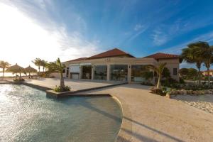 een huis op het strand met een waterlichaam bij Spectacular house in gold coast in Palm-Eagle Beach