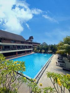 a large swimming pool in front of a building at GRAND MULYA HOTEL BOGOR in Sukaraja