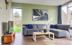 sala de estar con sofá y mesa en Stunning Home In Vlagtwedde With Kitchen, en Vlagtwedde
