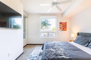 um quarto com uma cama e uma ventoinha de tecto em 2BR Modern Luxury Condo WeHo em Los Angeles