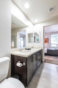 洛杉磯的住宿－2BR Modern Luxury Condo WeHo，一间带水槽和卫生间的浴室