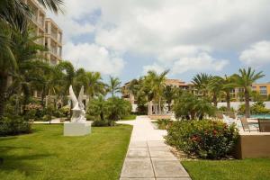 een standbeeld in een park naast een gebouw bij Beautiful apartment in eagle beach levent in Palm-Eagle Beach